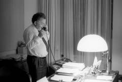 Bundesrat Otto Stich telefoniert in seinem Büro im Bundeshaus (1993). (Bild: Keystone)