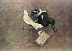 Tatortfotos zeigen, was Kurt Cobain bei seinem Selbstmord bei sich hatte: Dollarscheine, Zigaretten, eine Fliegermütze, ein Feuerzeug, eine Geldbörse, eine Sonnenbrille, ein weisses Stück Stoff und eine Zigarrenschachtel, in der sich seine Junkie-Utensilien befanden. (Bild: Keystone)