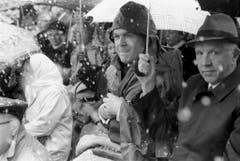 Bundesrat Otto Stich nimmt bei Schneegestöber und Kälte am 28. April 1985 in Stans an der Landsgemeinde teil. (Bild: Keystone)