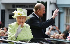 Queen Elizabeth II. und ihr Mann Prinz Philip winken den Bürgern. (Bild: Keystone)
