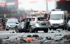 Das beschädigte Auto auf der Bismarckstrasse. Der Fahrer starb bei der Explosion. (Bild: Keystone)