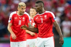 Intensive Diskussionen zwischen Valon Behrami (links) und Breel Embolo (Bild: Keystone / Jean-Christophe Bott)