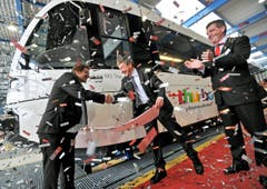 Zugtaufe in Erlen: Willi Haag (Mitte) und Thurbo-Chef Ernst Boos taufen den 100. Gelenktriebewagen der Stadler Rail im Beisein von Firmenchef Peter Spuhler. (Bild: Reto Martin)