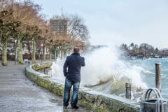 Sturmtief Burglind ist in Rorschach am Hafen deutlich spürbar. (Bild: Urs Bucher)