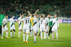 Dejan Janjatovic und Matias Vitkieviez lassen sich zu einem Siegestänzchen hinreissen. (Bild: Michel Canonica)
