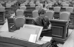 Nationalrat Otto Stich räumt im Oktober 1973 am Ende der Herbstsession sein Pult auf. (Bild: Keystone)