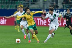 Ballzauberer Ivelin Popov wird von Mario Mutsch und Philippe Montandon in die Mangel genommen. (Bild: Michel Canonica)