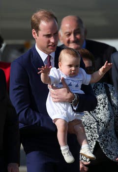 Prinz George in den Armen seines Vaters William scheint sich zu freuen über die Ankunft in Sydney. (Bild: Keystone)