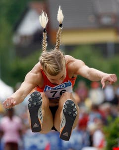 Beine voraus, Zöpfchen in die Höh: Linda Züblin beim Weitsprung. (Bild: ARNO BALZARINI (KEYSTONE))