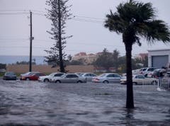 Autos stehen in Naples, Florida, im Wasser. (Bild: Keystone)