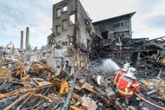 Raduner-Brand: Rundgang mit Brandermittler André Kieser (Bild: Hanspeter Schiess)