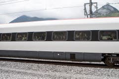 Einer der Züge, der die ersten Passagiere durch den neuen Tunnel beförderte. (Bild: Keystone)