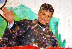 Im März 2003 wurde "Napoleon" alias Regierungsrat Willi Haag auf dem Blumenmarkt in St.Gallen als 29. Ehrenföbü der Stadt mit Konfetti in den Födlebürgerhimmel befördert. (Bild: Keystone)