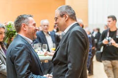 Der unterlegene Daniel Lehmann (links) unterhält sich mit Wahlsieger Wolfgang Giella. (Bild: Hanspeter Schiess)