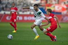 Dejan Janjatovic setzt sich gegen einen Spartak-Spieler durch. (Bild: Michel Canonica)