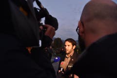 Pnos-Chef Domini Lüthard steht den Journalisten Red und Antwort. (Bild: Manuela Matt)