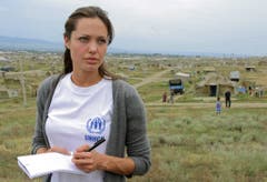 Angelina Jolie bei einem Besuch im Bella Flüchtlingscamp in Ingushetia, nahe der Grenze zu Tschetschenien. (Bild: Keystone)