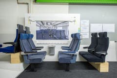 Die Maquette des Triebzugs "Giruno" von Stadler Rail in Bussnang. Der Hochgeschwindigkeitszug "Giruno" der SBB nimmt erste Formen an. Hersteller Stadler Rail hat zusammen mit der SBB ein 1:1 Holzmodell gebaut, um die verschiedenen Bereiche des neuen Zuges (Bild: Urs Bucher)