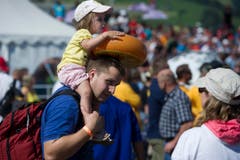 Starke Männer abseits der Arena. Der Käse ist allerdings ein aufblasbares Modell. (Bild: Michel Canonica)
