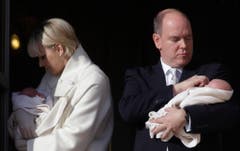 Charlene und Albert halten je ein Baby im Arm auf dem Balkon. (Bild: Keystone)