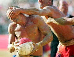 CALCIO, FIORENTINO, HISTORISCH, TRADITION, AMATEURE, MANN, OBERKOERPER, NACKT, SANDIG, SAND, SPIELPLATZ, GERANGEL, SCHMUTZIG, MAENNER, KOERPER, KAMPF, SIEG, SPIEL (Bild: Keystone)