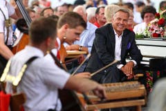 Kurt Zurfluh (rechts) verfolgt das Spiel von Hackbrettspieler Nicolas Senn. (Bild: Philipp Schmidli)