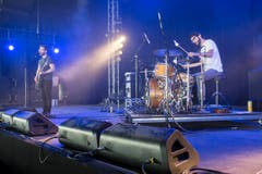 Yannick Gächter (Gitarre) und Sven Wüst von Pedro Lehmann bei ihrem Auftritt am OpenAir. (Bild: Luca Linder)