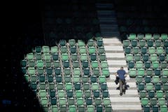 Die Ersten werden die Ersten sein: Ein Besucher vor dem Testspiel zwischen dem FC St.Gallen und dem 1. FC Kaiserslautern auf dem Weg zu seinem Sitzplatz (12.7.2016). (Bild: Benjamin Manser)