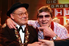 Polo Hofer, rechts, freut sich für seinen Nachfolger: Sieger Ruedi Rymann (Dr Schacher Seppli) aus Giswil am Final der SF-Sendung «Die grössten Schweizer Hits» in der Maag-Eventhalle in Zürich. (Bild: Archiv Luzerner Zeitung / Zürich, 2. Dezember 2017)