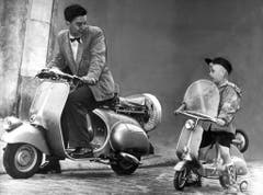 Die Vespa und ihr kleiner "Bruder", der "Strampelroller", aufgenommen 1953. (Bild: Keystone)