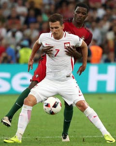 Der Pole Arkadiusz Milik (vorne, links) im Zweikampf gegen William Carvalho im Viertelfinal. (Bild: Keystone)