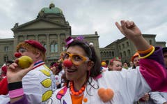 Die Spitalclowns machen auf ihrer Tour de Suisse Halt in Bern. (Bild: Keystone)