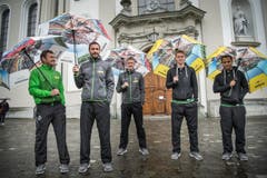 Nico Elvedi (zweiter von rechts) und Raffael (rechts) posieren für ein Foto. (Bild: Ralph Ribi)