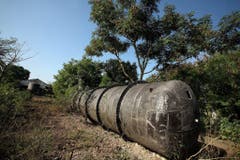 Ein Pestizidtank auf dem Gelände der ehemaligen Chemiefabrik in Bhopal: Noch immer ist der Boden rund um die Fabrik verseucht (Aufnahme von 2009). (Bild: Keystone)