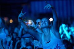Fast schon entrückt vom Sound ist diese Besucherin. (Bild: Benjamin Manser)