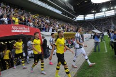 Dann geht's los. Die Mannschaften laufen ins Stadion ein. (Bild: Ralph Ribi)