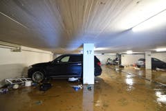 Einige Autos wurden von den Bewohnern noch rausgefahren, bevor die Wassermassen in die Tiefgarage eingedrungen sind. (Bild: Manuel Nagel)