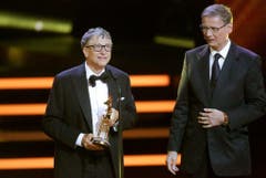 2013 überreicht Günther Jauch den Bambi-Award an Microsoft-Gründer Bill Gates. (Bild: Keystone)
