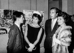 In Neuenburg werden die Werke des 26-jährigen Malers Nino Bellini (links) ausgestellt. An der Vernissage unterhält er sich mit der Schauspielerin Marianne Koch (2.v.l.), ihrem Ehemann Gerhard Freund (3.v.l.) und Lys Assia (rechts). Aufgenommen am 13. Oktober 1962. (Bild: Keystone)