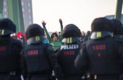 Polizisten versuchen die Demonstranten zurückzudrängen. (Bild: Keystone)