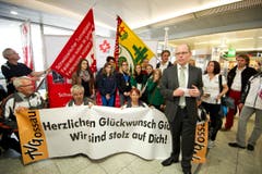 Der Turnverein Gossau und Stadtpräsident Alex Brühwiler empfangen Giulia Steingruber. (Bild: Urs Bucher)
