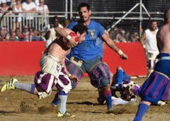 MANN, MAENNLICH, CALCIO, FIORENTINO, HISTORISCH, TRADITION, AMATEURE, MANN, OBERKOERPER, NACKT, SANDIG, SAND, SPIELPLATZ, GERANGEL, SCHMUTZIG, MAENNER, KOERPER, KAMPF, SIEG, SPIEL (Bild: Keystone)
