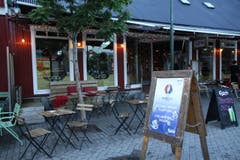 Auf der Vulkaninsel gibt es auf Schritt und Tritt Hinweise, dass in Frankreich derzeit Fussball gespielt wird - die Top-Leistungen der Isländer lassen grüssen. (Bild: Marion Loher)