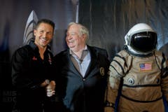 Felix Baumgartner (l.) und sein Mentor Joe Kittinger. Kittinger sprang 1960 aus einer Höhe von über 31 Kilometern aus einem Ballon. (Bild: Keystone)