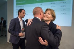 SVP-Regierungsrat Stefan Kölliker umarmt Parteikollegin Esther Friedli. (Bild: Michel Canonica)