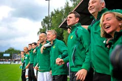 Letzte Sekunden vor dem Spielende: Brühls Trainer Erik Regtop wartet mit der Mannschaft auf den Schlusspfiff. (Bild: Urs Bucher)