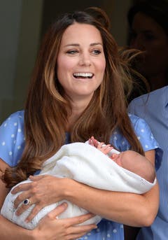 Stolze Mama: Kate zeigt sich nur einen Tag nach der Geburt mit ihrem Sohn. (Bild: Keystone)