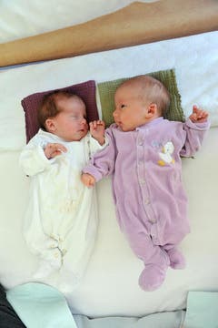 Yuna-Enea, 10.12.10 , 3020 g (rechts) und Zwillingsschwester Lynn Sophie, 10.12.10, 2640 g (Klinik Stephanshorn) (Bild: Ralph Ribi)
