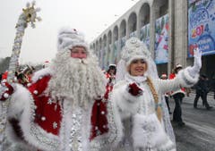 Eine kalte Angelegenheit ist der Jahreswechsel in Kirgistan: Väterchen Frost und seine unterkühlte Begleitung bei der Parade zum Jahreswechsel. (Bild: Keystone)