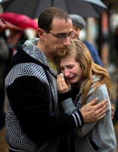 Eine junge Frau weint in Barcelona um Absturzopfer. (Bild: Keystone)